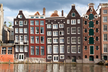 Fototapeta premium Domy nad kanałem w Amsterdamie, Holandia