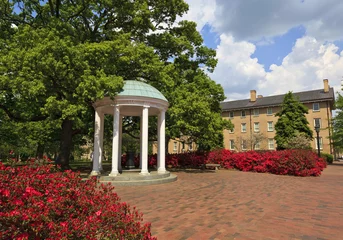 Foto auf Acrylglas  Künstlerisches Denkmal Historischer alter Brunnen am UNC Chapel Hill in North Carolina