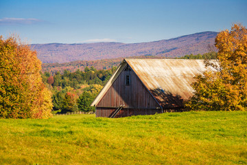 Obraz premium Old country barn on an autumn afternoon.
