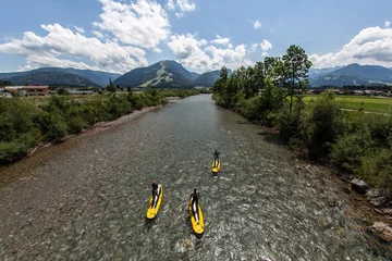 Papier Peint photo autocollant Rivière Trois pagayeurs debout dans une rivière de montagne claire