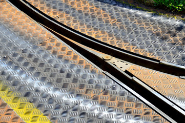 Straßendekoration mit Kugeln und Lichtern