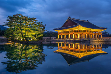 Obraz premium Gyeongbokgung Palace at night in seoul,Korea.