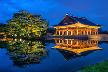 Obraz premium Gyeongbokgung Palace at night in seoul,Korea.