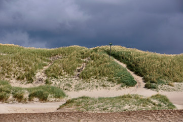 Fototapeta na wymiar Regenwolken über Dünenlandschaft