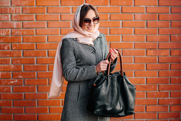 Naklejka premium girl in a coat on the street
