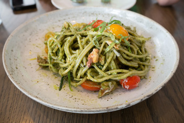 Spaghetti pesto sauce