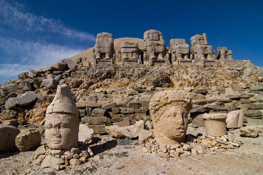 Steinköpfe und Sitzstatuen am Nemrut Dagi, Türkei