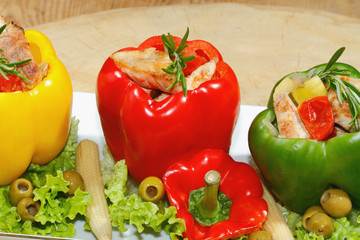 Paprikaschoten, gefüllt, gegrillte Putenbrust, Gemüse, Salat