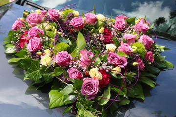 Hochzeitlicher Blumenschmuck auf dem Auto