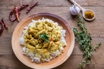 Indian chicken curry with white rice