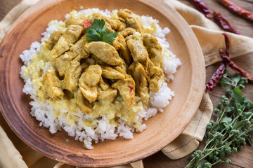 Indian chicken curry with white rice