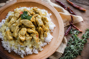 Indian chicken curry with white rice
