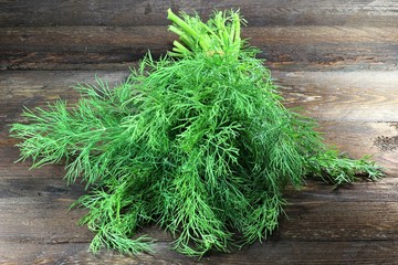 frischer Dill auf Holzhintergrund