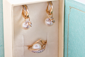  set of gold earrings and rings with pearls