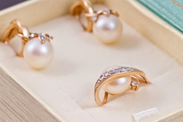  set of gold earrings and rings with pearls