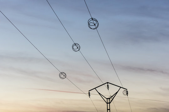 Tendido el&eacute;ctrico. Cables al cielo al atardecer. L&iacute;neas y colores.
