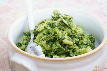 Broccoli bolliti, soggetto isolato, nella pentola, broccoli con cucchiaio conditi