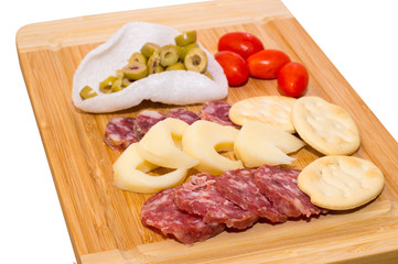 Antipasto su tagliere, olive salame, pomodoro pachino e crackers
