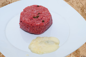 Tartar di carne cruda, carne cruda con gorgonzola nel piatto