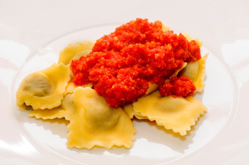 Pasta, ravioli al brasato con sugo di pomodoro fresco