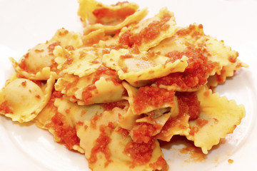 Pasta, ravioli al brasato con sugo di pomodoro fresco