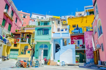 Photo sur Aluminium Naples l& 39 île italienne de procida est célèbre pour son port de plaisance coloré, ses petites rues étroites et ses nombreuses plages qui, toutes ensemble, attirent chaque année des foules de touristes venant de naples - napoli.