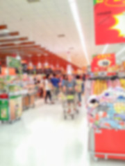 Obraz premium Blur of people shopping in supermarket.
