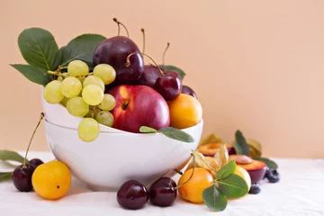Foto auf Glas Fresh stone fruits in white bowl © fahrwasser