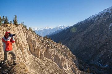 Fototapeta premium Tourist with a backpack and mountain panorama