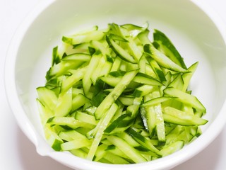 細切りにしたキュウリ