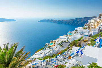 Miasteczko na Santorini z widokiem na Morze Egejskie, Grecja - obrazy, fototapety, plakaty