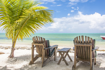 fauteuils sur plage de Praslin aux Seychelles 