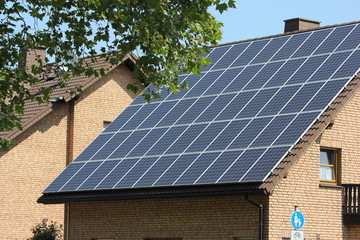 Fototapeta premium Haus mit Solarzellen