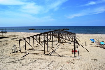 海の家（海水浴場）／山形県庄内浜の海水浴場で、建築中の「海の家」を撮影した写真です。海水浴シーズンが終わると海の家は解体されます。