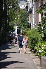 Fototapeta na wymiar Couple walking in Amsterdam