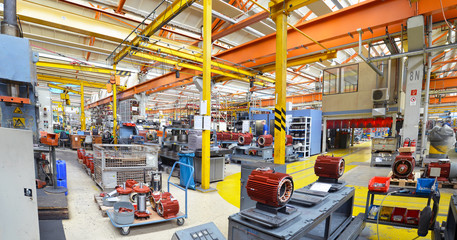 Innenraum einer Fabrikhalle - Herstellung von Elektromotoren - Maschinenbau - Maschinen und...