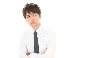 考え事をする男性