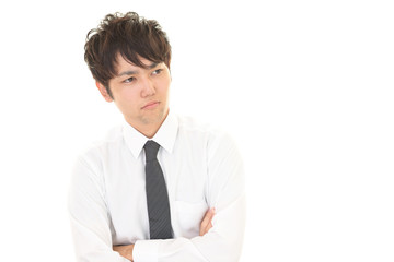 考え事をする男性