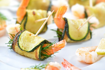 Zucchini-Garnelen-Röllchen mit frischem Dill