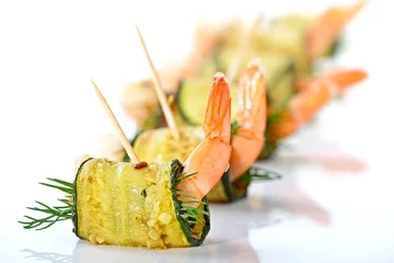 Deurstickers Zucchini-Garnelen-Röllchen mit frischem Dill © kab-vision