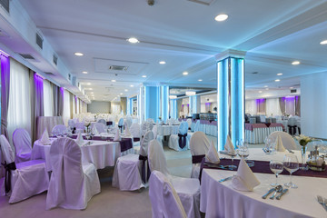 Obraz na płótnie Canvas Wedding hall or other function facility set for fine dining 