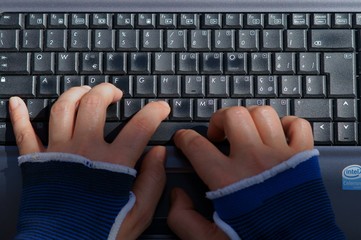 Concetto hacker, al lavoro con un computer 