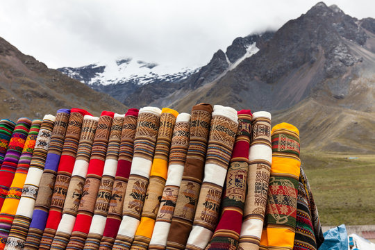 Tessuti tipici colorati del Sud America. Peru e Bolivia. Montagne innevate con nuvole bianche sullo sfondo