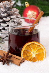 Glühwein an Weihnachten im Winter heiß Getränk Alkohol mit Sc