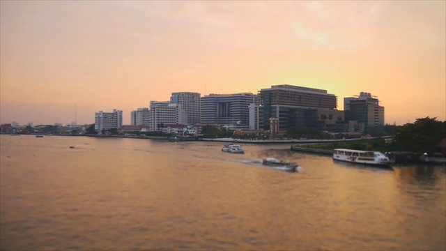 Speed video of Chaopraya river with building before sunset