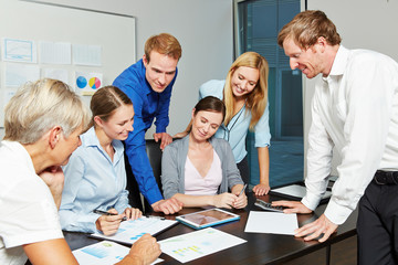 Geschäftsleute arbeiten mit Tablet PC im Start-Up