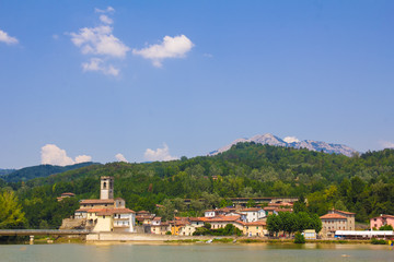 Fototapeta na wymiar Foto panoramica di un piccolo villaggio della Garfagnana