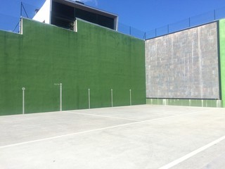 Fototapeta na wymiar Pelota Vasca, frontón abierto en Irun Guipuzcoa