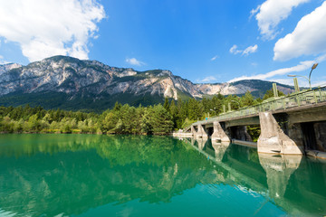Oude dam aan de rivier de Gail - Oostenrijk / Oude dam aan de rivier de Gail in Arnoldstein - Karinthië, Oostenrijk