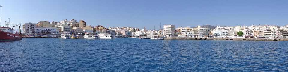 Fototapeta na wymiar Crète, Panoramique de la ville de Agios Nikolaos